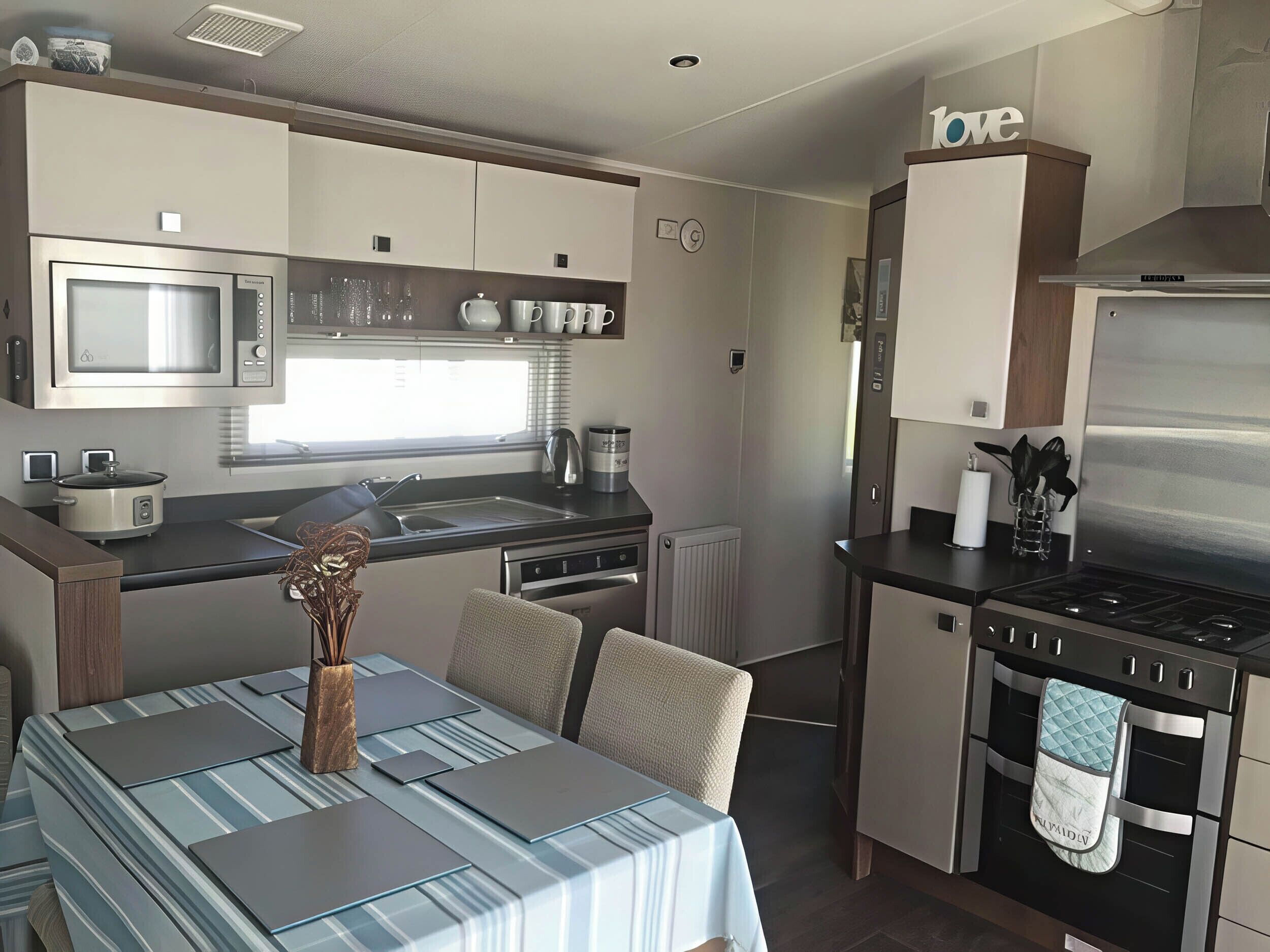 Mökki | Yksityinen keittiö | Astianpesukone, keittoastiat/astiat/ruokailuvälineet