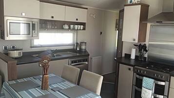 Mökki | Yksityinen keittiö | Astianpesukone, keittoastiat/astiat/ruokailuvälineet