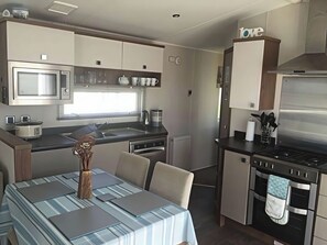 Cottage | Cuisine privée | Lave-vaisselle, batterie de cuisine, vaisselle et ustensiles