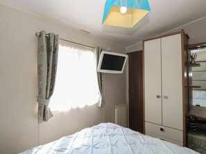 Cottage | 3 bedrooms, individually decorated, individually furnished, free WiFi - Hopton Holiday Village - Holiday Accommodation 632 (Great Yarmouth)