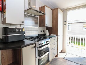 Cottage | Private kitchen | Dishwasher, cookware/dishes/utensils - Hopton Holiday Village - Holiday Accommodation 632 (Great Yarmouth)