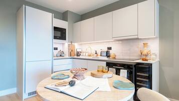 Apartment (0 Bedroom) | Private kitchen | Microwave, oven, stovetop, dishwasher