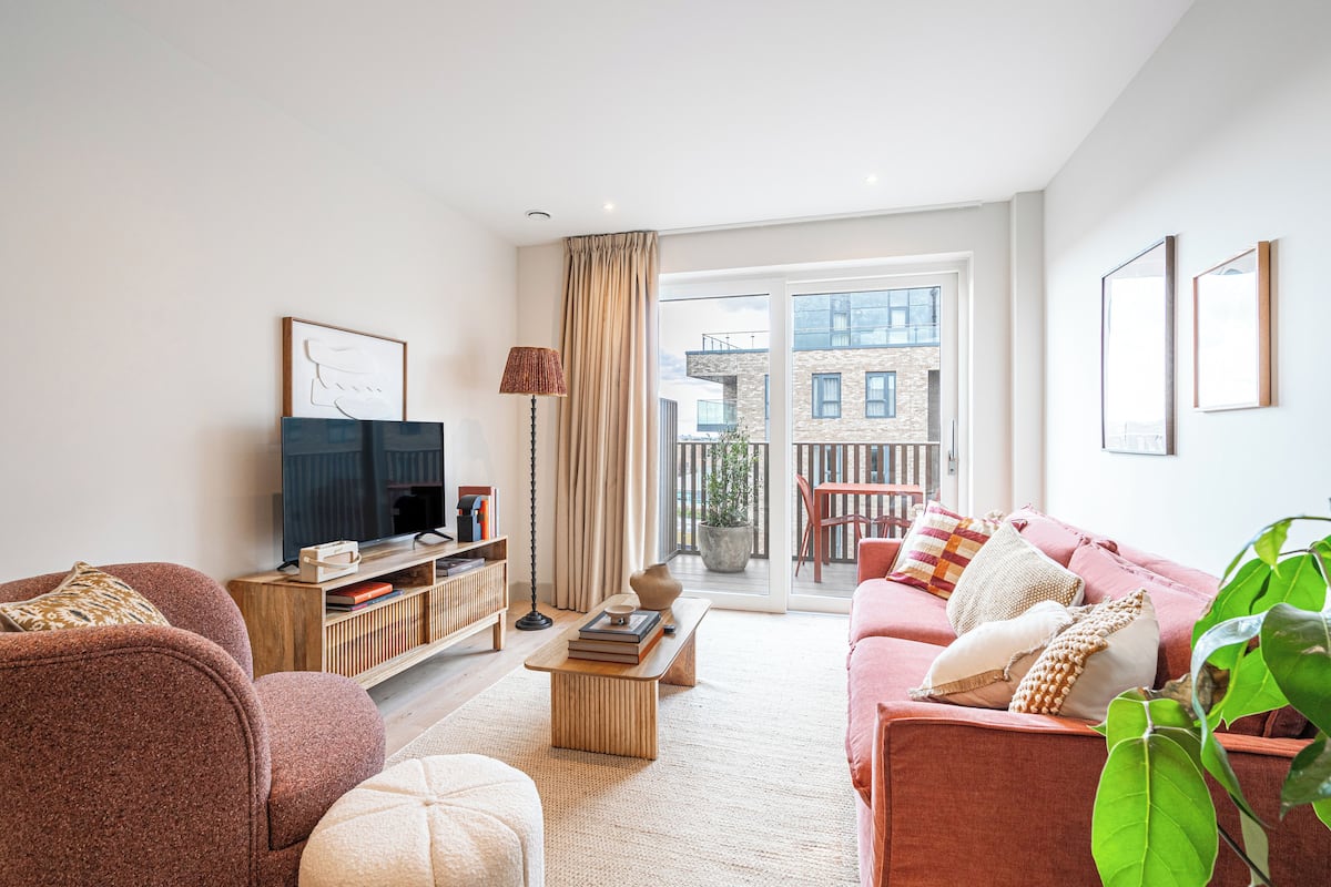 Comfort Apartment, Balcony, City View | Living area | 32-inch TV with digital channels