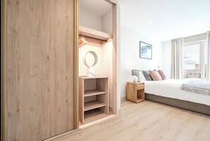 クラシック アパートメント バルコニー シティビュー | 1 室のベッドルーム、アイロン / アイロン台、ベッドシーツ