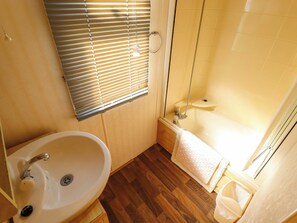 Cottage | Bathroom - Coastfield Holiday Village - Holiday Accommodation 2604 (Skegness)