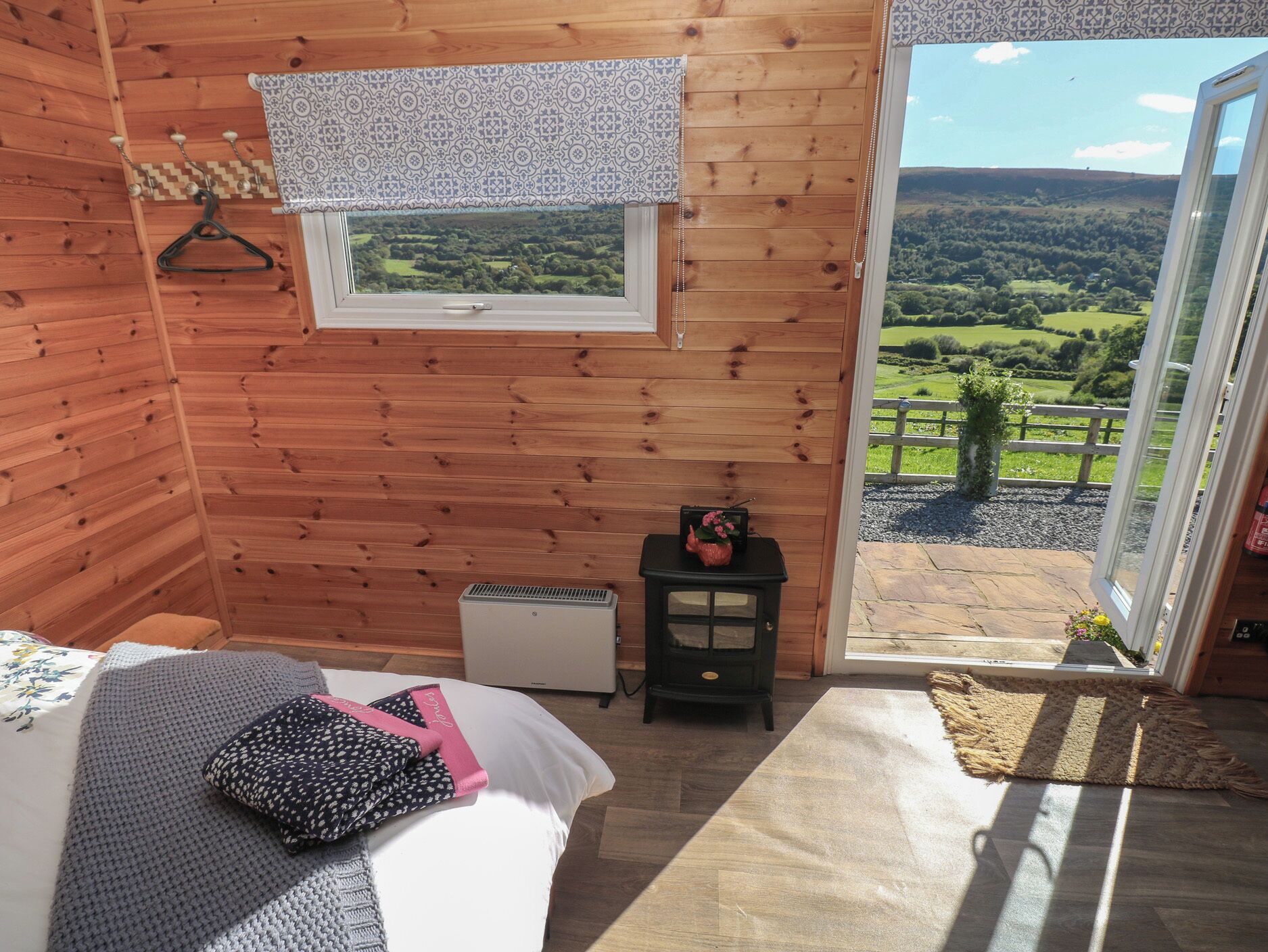 1 bedroom, individually decorated, individually furnished