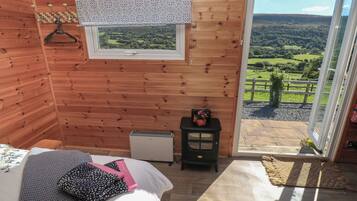 1 bedroom, individually decorated, individually furnished