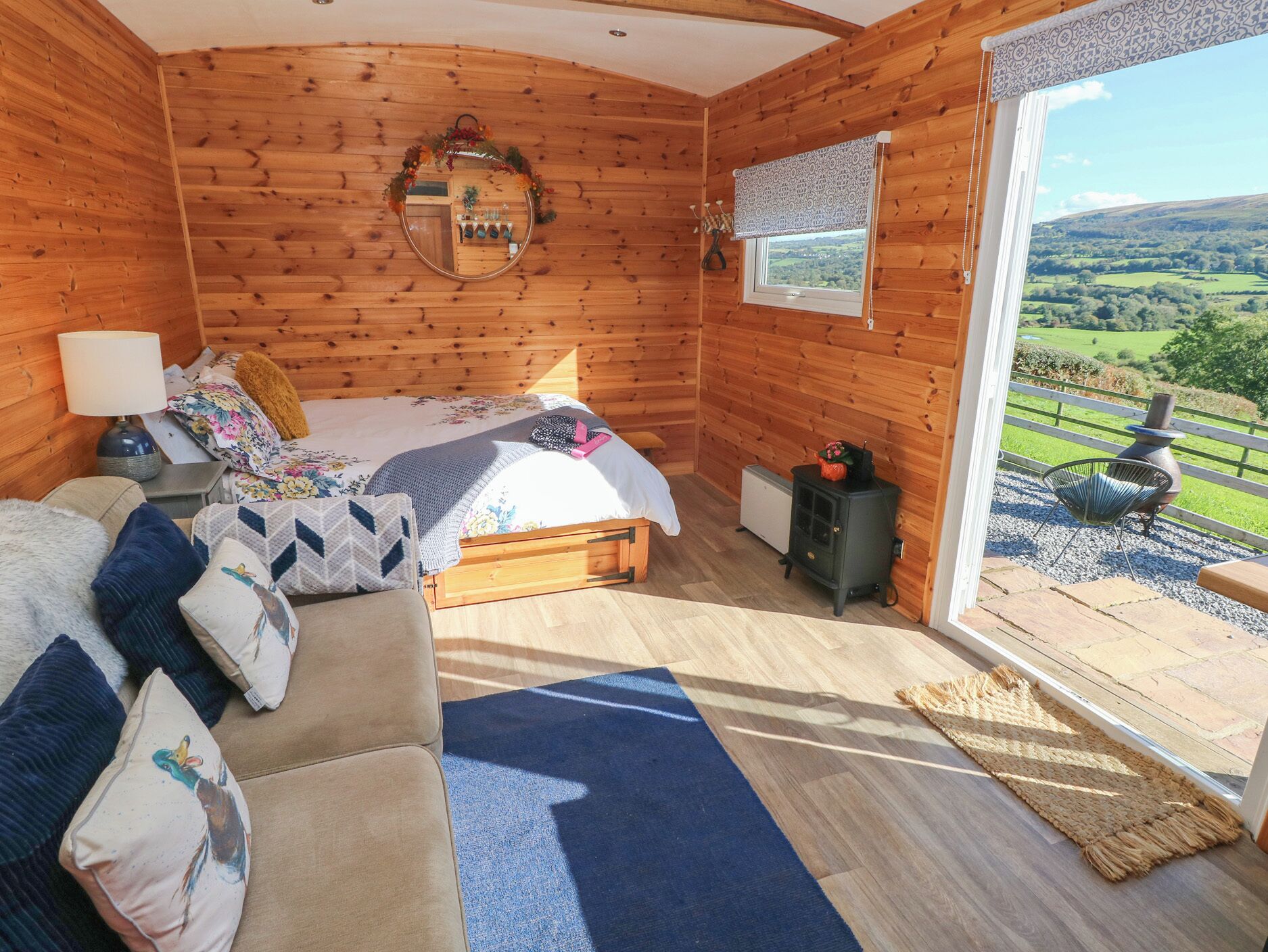 1 chambre, décor unique, ameublement unique