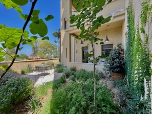 Outdoor dining - Stylish Artisan Duplex by Talpiot Market (Tiberias)