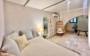 2 bedrooms, WiFi (free) - Stylish Artisan Duplex by Talpiot Market (Tiberias)