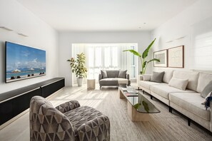 TV - Central & Bright Designer Getaway (Tel Aviv-Yafo)