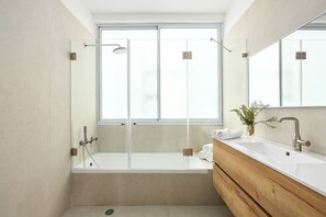 Hair dryer, towels - Central & Bright Designer Getaway (Tel Aviv-Yafo)