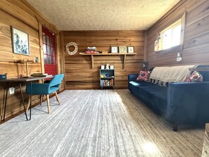 TV connectée, cheminée, chaîne hi-fi