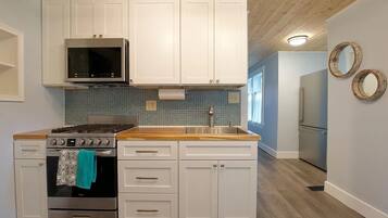 Fridge, microwave, oven, coffee/tea maker