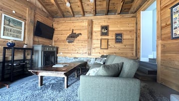 Smart TV, fireplace, stereo