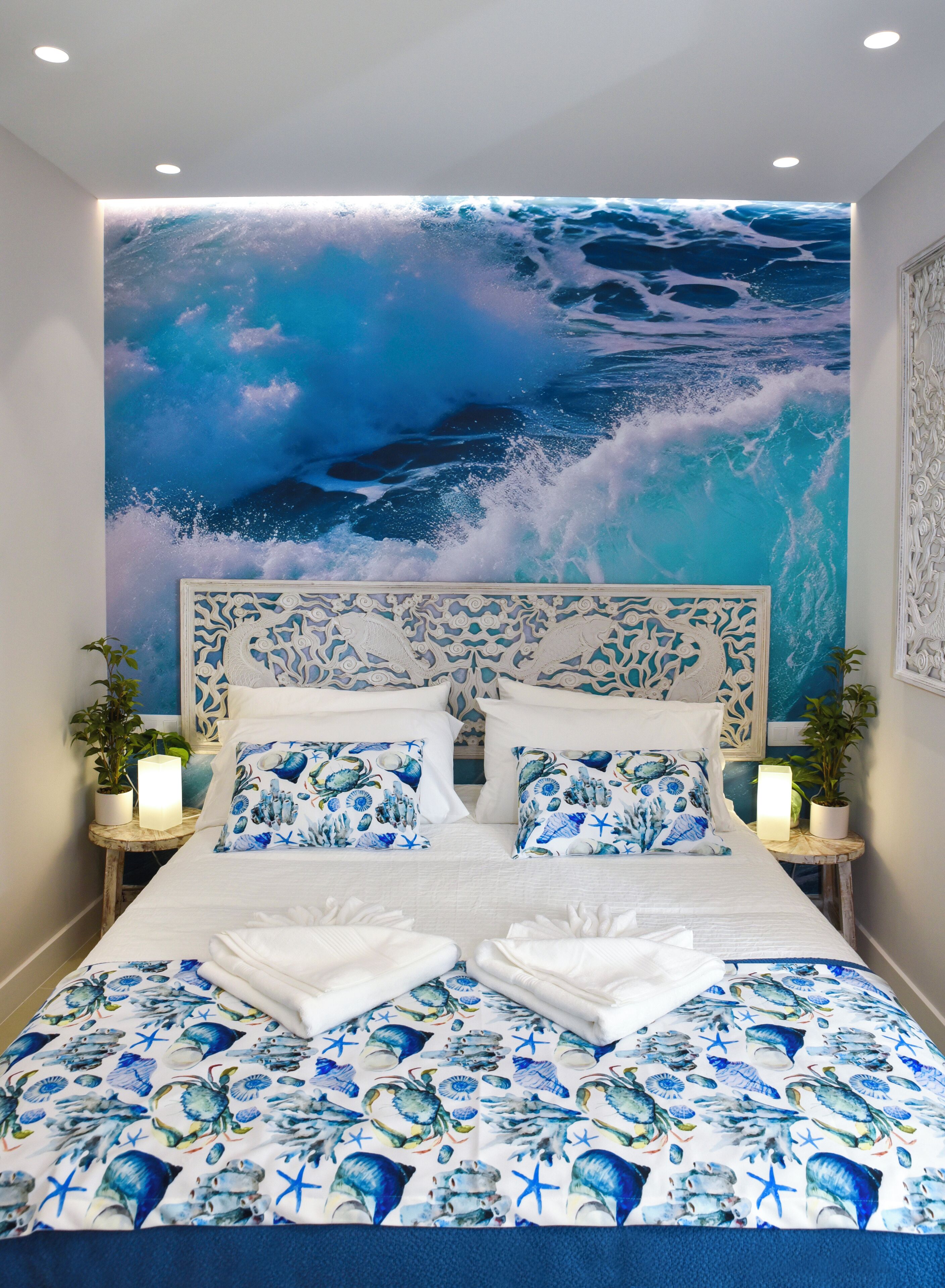 1 slaapkamer, een bureau, een strijkplank/strijkijzer, reisbedje