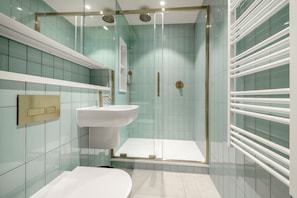 Dusche, Haartrockner, Handtücher