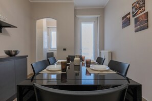 Apartment, 2 Schlafzimmer, Balkon | Esszimmer