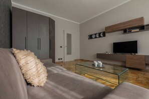 Apartment, 2 Schlafzimmer, Balkon | Wohnbereich | 30-Zoll-Fernseher mit Satellitenempfang