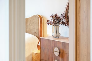 Tabla de planchar con plancha, wifi gratis y ropa de cama