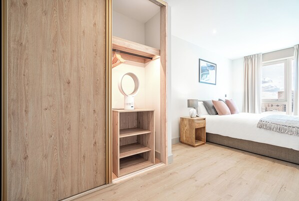 1 habitación, tabla de planchar con plancha, wifi gratis y ropa de cama 