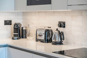 Four Ă micro-ondes, un four, surface de cuisson, lave-vaisselle
