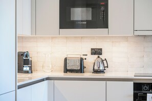 Refrigerador, microondas, horno, lavavajillas