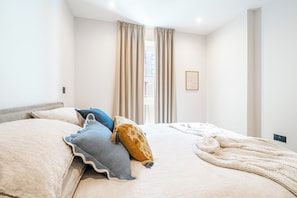 Tabla de planchar con plancha, wifi gratis y ropa de cama