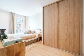 2 bedrooms, iron/ironing board, bed sheets, wheelchair access