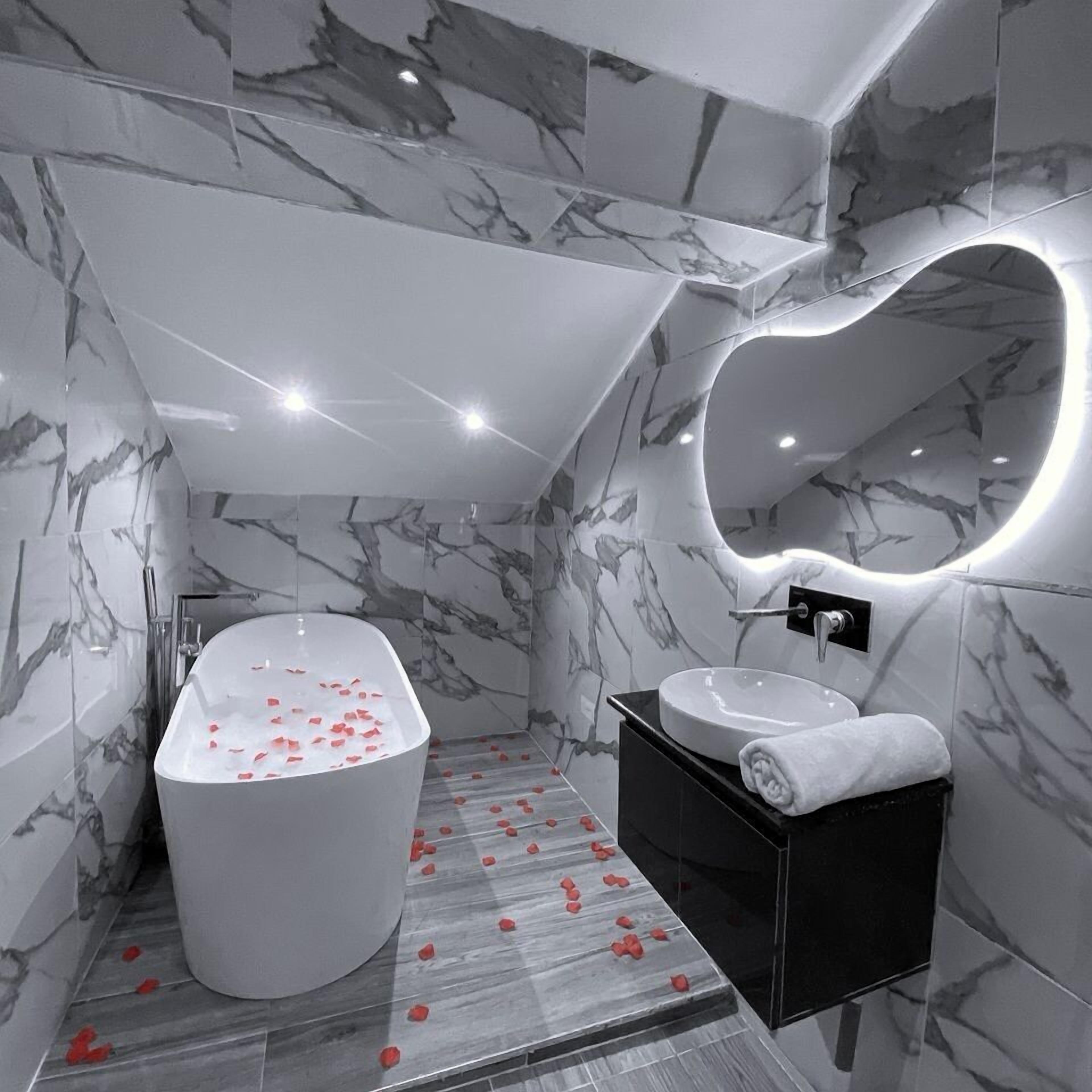 Deluxe Apartment, Balcony, City View | Bathroom | Free toiletries, hair dryer, towels, soap
