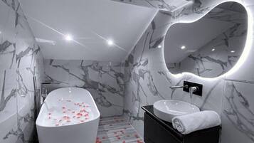 Deluxe Apartment, Balcony, City View | Bathroom | Free toiletries, hair dryer, towels, soap