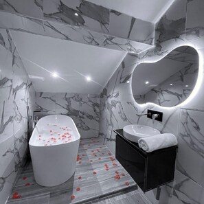 Deluxe Apartment, Balcony, City View | Bathroom | Free toiletries, hair dryer, towels, soap