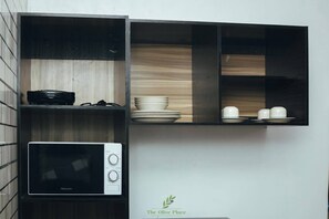 Apartamento luxo, sacada, vista para a cidade | Cozinha privada | Geladeira, micro-ondas, fogão, cooktop