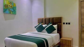 Escritorio, espacio para trabajar con laptop y cortinas blackout