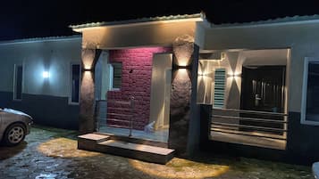 Façade de lâhĂ©bergement - soirĂ©e/nuit