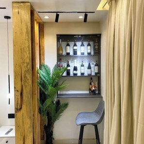 Apartamento luxo, sacada, vista para a cidade | Minibar