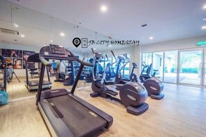 Una palestra con tapis roulant, ellittiche e biciclette da spinning.