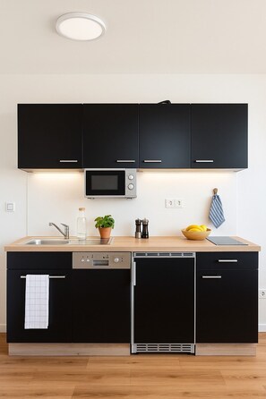 Réfrigérateur, micro-ondes, four, plaque de cuisson