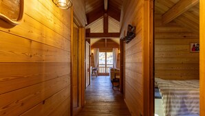 Un intérieur en bois avec un couloir menant à une chambre à coucher.