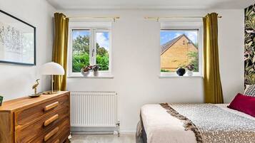 2 bedrooms, iron/ironing board, internet, bed sheets