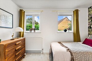 2 عدّة غرف نوم ومكواة/لوح كي وخدمة الإنترنت وملاءات أسرّة