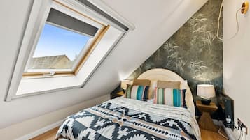 2 bedrooms, iron/ironing board, internet, bed sheets