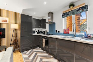 ثلاجة، ميكروويف، فرن، موقد طهي مسطح