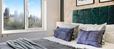 2 dormitoris, planxa i posts de planxar, Internet i roba de llit