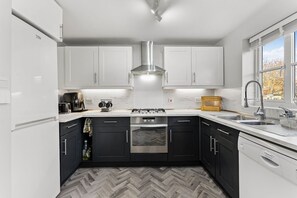 ثلاجة، ميكروويف، فرن، موقد طهي مسطح