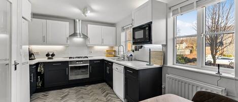 Frigorífic, microones, forn i placa de cuina