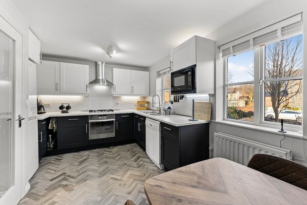 ثلاجة، ميكروويف، فرن، موقد طهي مسطح