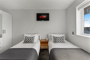 3 bedrooms, iron/ironing board, Internet, bed sheets