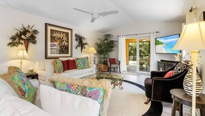 TV, books - Spacious Naples Retreat Near Beaches (Naples)