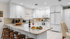 Coffee/tea maker, fridge, microwave, oven - Spacious Naples Retreat Near Beaches (Naples)